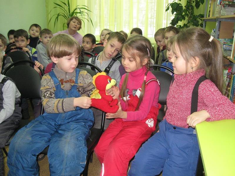 «Приключения Маши и Ойки» – под таким названием прошел урок вежливости для дошколят в библиотеке-филиале № 11