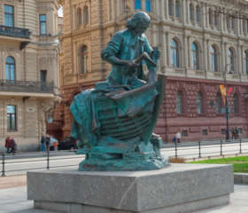 Памятник Петру I на Адмиралтейской набережной