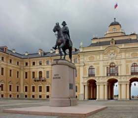 Памятник Петру I у Большого Стрельнинского(Константиновского) двореца