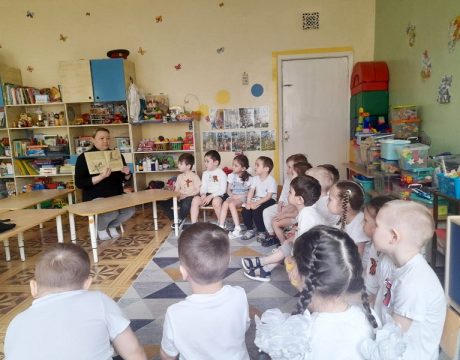 10ф. Громкое чтение «Серьги для ослика». Рассматриваем иллюстрации