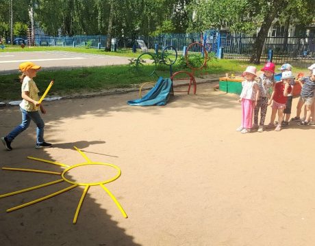 10ф. Час веселых затей «33 секрета солнечного лета». Игра «Солнышко и лучики»