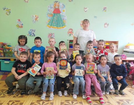 10ф. Громкое чтение «Посидим в тишине». Участники мероприятия.
