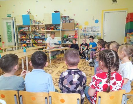 10ф. Громкое чтение «Посидим в тишине». Внимательно слушаем стихи