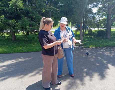 читает ж