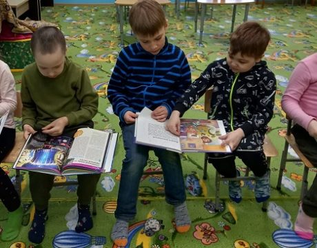 среди книг