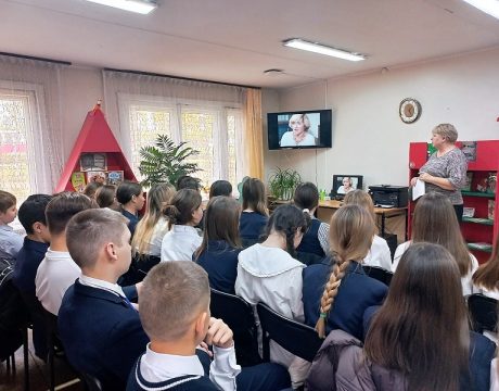 10ф. Литературный вечер «Юлия Друнина Юность моя в огне». Слушаем стихи в авторском прочтении