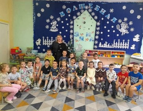 10ф. Громкое чтение «Как мышонок искал Новый год». Участники мероприятия.