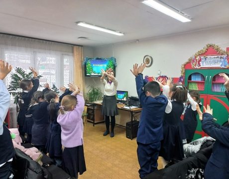 10ф. Новогодний мультфейерверк «Праздник к нам приходит». Поиграли в игры.