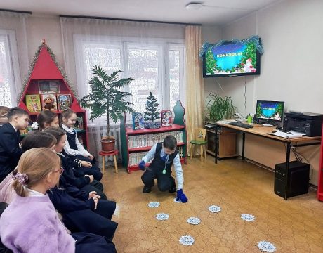 10ф. Новогодний мультфейерверк «Праздник к нам приходит». Прибрались в избушке у Морозко