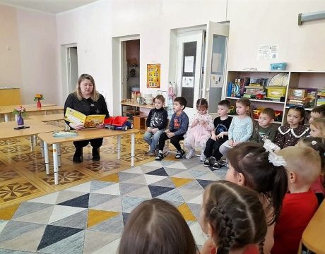 10ф. Громкое чтение «Это грузовик, а это прицеп». Читаем книгу