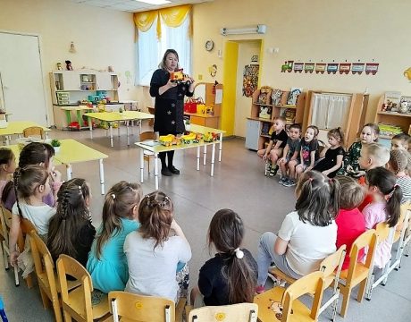 10ф. Громкое чтение «Это грузовик, а это прицеп». Какой же он – герой книги (1)