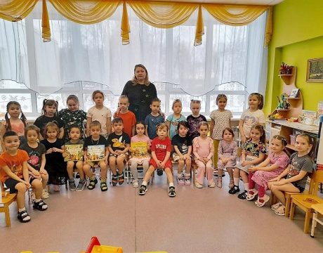 10ф. Громкое чтение «Это грузовик, а это прицеп». Участники мероприятия.