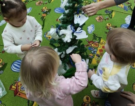 спрячем зайчиков на елке