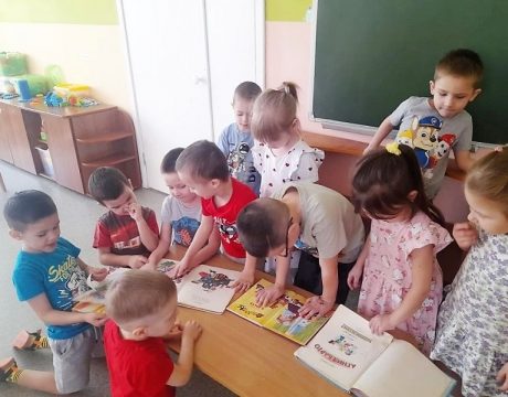 10ф. Громкое чтение «Игрушки». Знакомство с книгами