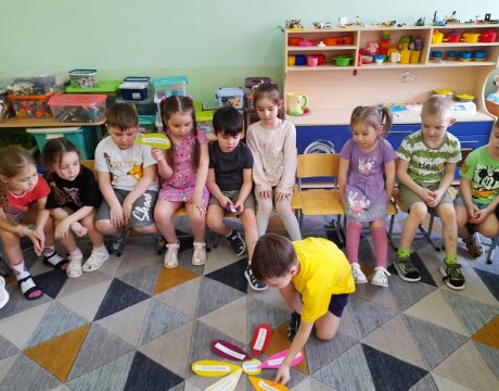 10ф. Книжное знакомство «Свет добра из-под обложки». Игра «Цветок добра»