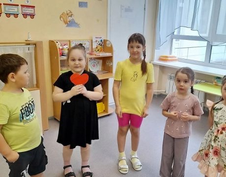 10ф. Книжное знакомство «Свет добра из-под обложки. Игра «Передай добро по кругу»