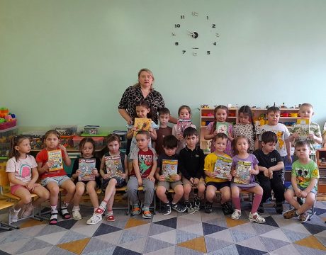 10ф. Книжное знакомство «Свет добра из-под обложки». Участники мероприятия.