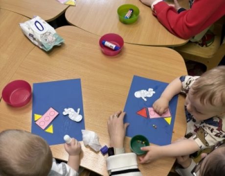 вот сюда приклей ракету