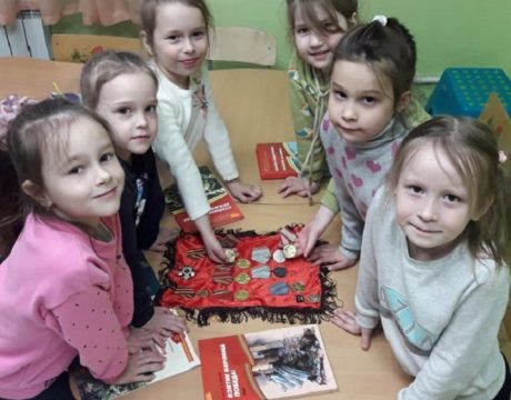 девчонки не в стороне