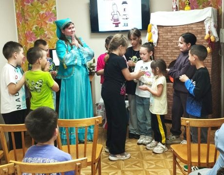 215 ф. Народов дружная семья Текст
