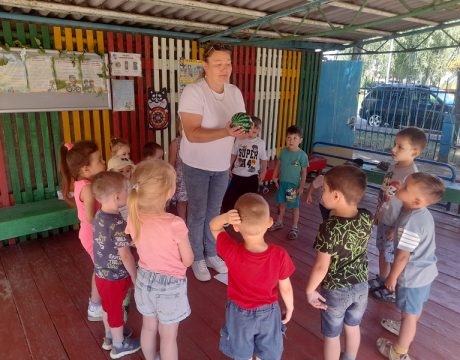10ф. Весёлый арбузник «Увлечённые чтением» Игра «Похвали арбуз»